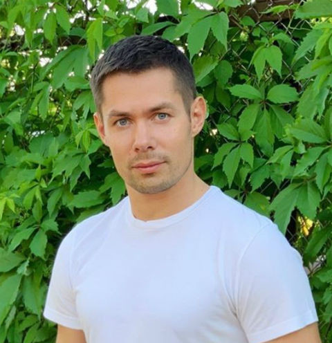 Лысый и усатый Стас Пьеха – карантин, ты ли это?