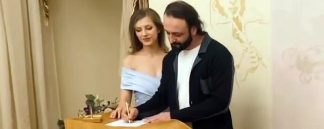 Дизайнер дал оценку свадебному платью Лизы Арзамасовой