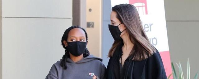 Папарацци поймали Анджелину Джоли во время шопинга с дочерью