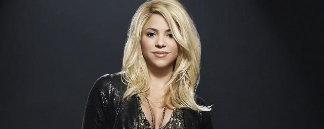 Певица Шакира перекрасила волосы в малиновый цвет