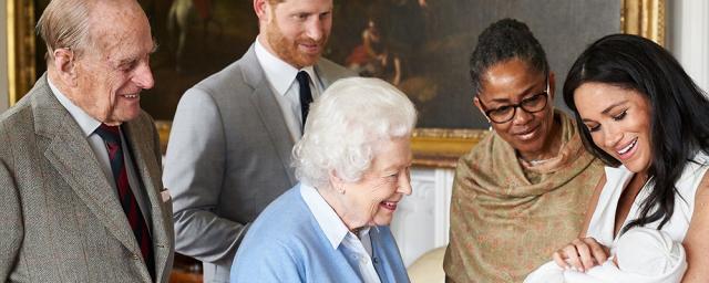 Королева Великобритании подарила правнуку Арчи вафельницу
