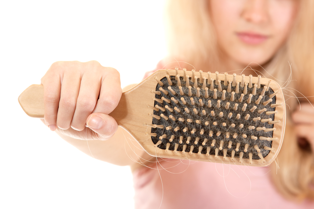 Какой расческой лучше расчесывать волосы при выпадении в домашних условиях