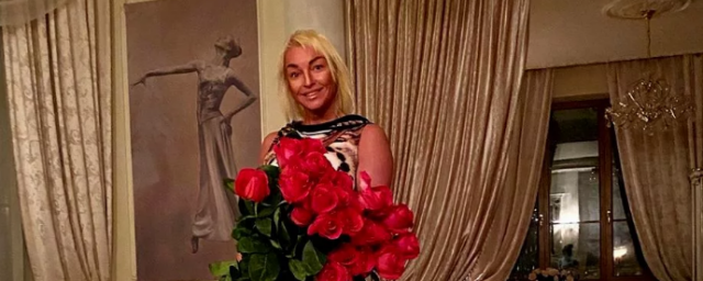 Анастасия Волочкова поздравила фанатов с Пасхой снимком в бикини