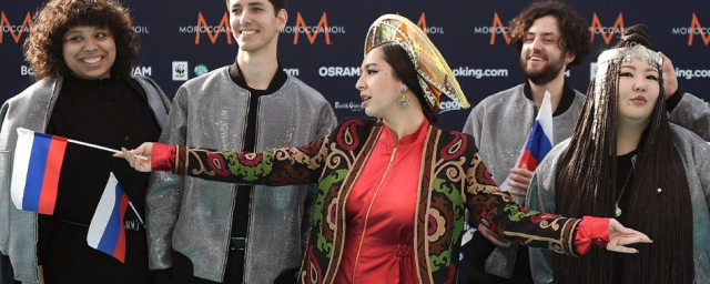 Манижа пришла на открытие «Евровидения» в парче и оранжевом кокошнике