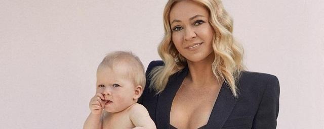 Яна Рудковская снялась с младшим сыном для журнала Vogue