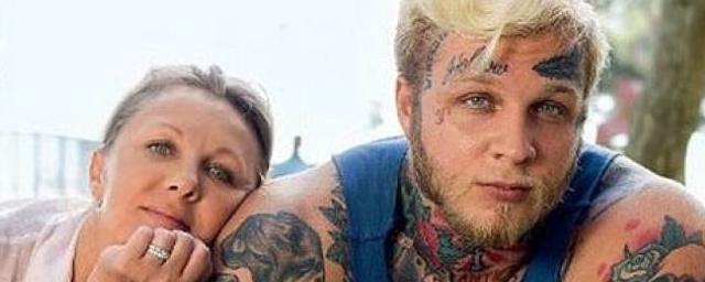 Сын актрисы Яковлевой сводит на лице татуировки при помощи лазера