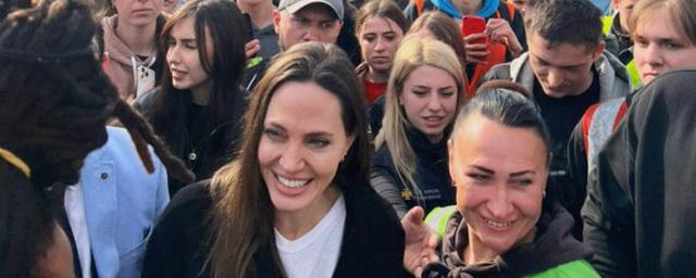 Анджелина Джоли находится на Украине с гуманитарной миссией