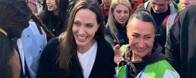 Анджелина Джоли выложила в сеть фото «осколка бомбы» из Львова