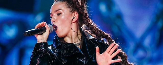 Фанат бросил певице Юлии Zivert теплую шаурму во время концерта во Владивостоке