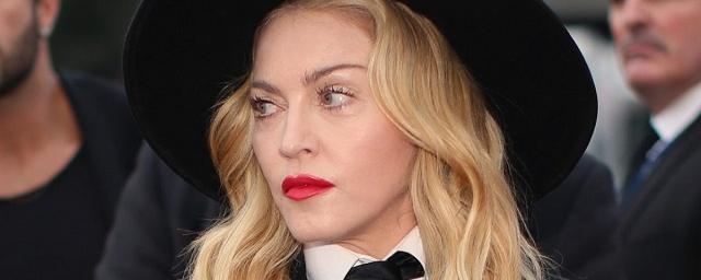 64-летняя Мадонна в очередной обнаженной фотосессии едва прикрылась эмодзи