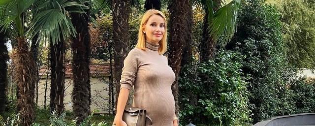 Беременная Ольга Орлова уехала из России вместе с мужем