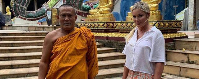Дана Борисова «по привычке» прижалась к монаху для фото и получила строгий выговор