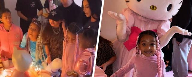 Ким Кардашьян отпраздновала пятилетие младшей дочери в стиле Hello Kitty