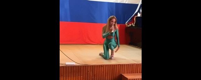 Исполнительница Анна Калашникова спела для бойцов, раненых в ходе СВО
