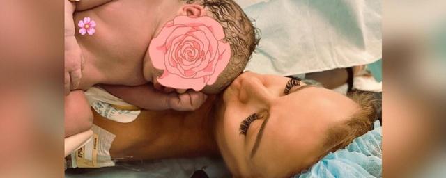 Пользователи соцсетей назвали фото Ольги Орловой и ее новорожденной дочки постановочным