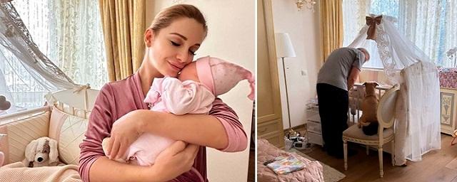 Телеведущая Ольга Орлова показала новорожденную дочь после купания