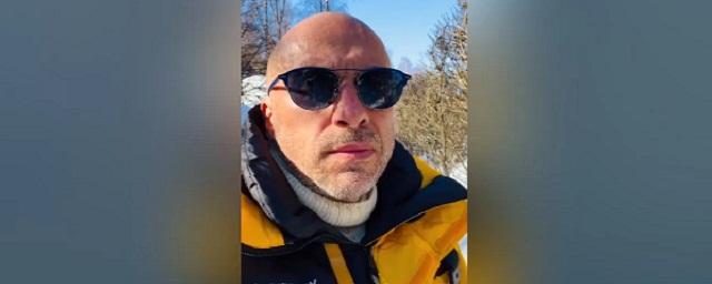 Дмитрий Нагиев вышел на связь в желтой куртке, за что его обвинили в поддержке Украины