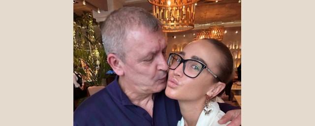 Ольга Бузова отказалась от макияжа для встречи со своим отцом