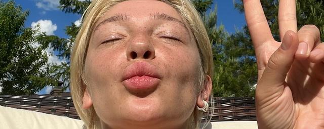 Блогерша Настя Ивлеева показала лицо с веснушками без фотошопа