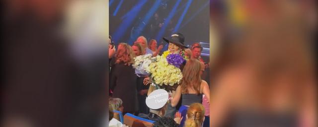 Фанатка Филиппа Киркорова накинулась на певца прямо во время концерта