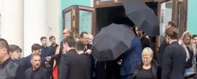На похоронах мужа Диану Гурцкую спрятали под черными зонтами