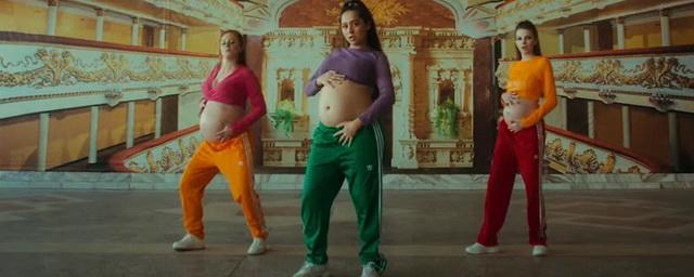 Певица Манижа объявила о беременности в своем новом клипе