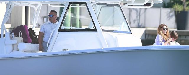 Певицу Шакиру после обвинений в неуплате налогов заметили на роскошной яхте в Майами