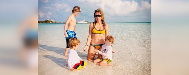 Жена Ричарда Гира показала кадр с сыновьями на пляже в День матери