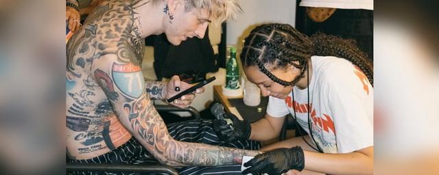 13-летняя дочь рэпера Machine Gun Kelly сделала ему татуировку на руке