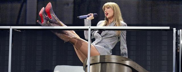 Певица Тейлор Свифт случайно проглотила жука на своем концерте в Чикаго