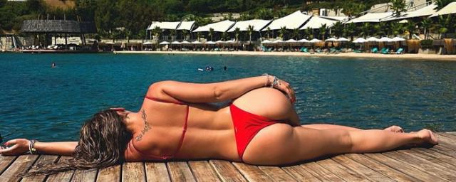 Ольга Бузова показала фигуру в красном бикини на отдыхе в Турции