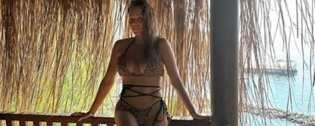 Жена известного телеведущего Полина Диброва показала идеальную фигуру в бикини