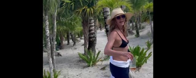 54-летняя Дженнифер Энистон показала стройное тело в бикини