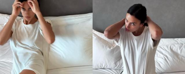 Ирина Шейк устроила фотосессию в кровати в футболке и туфлях