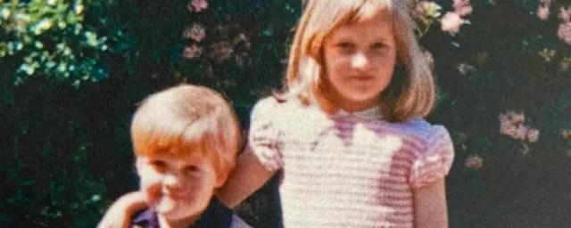 Младший брат принцессы Дианы опубликовал редкий детский снимок с ней