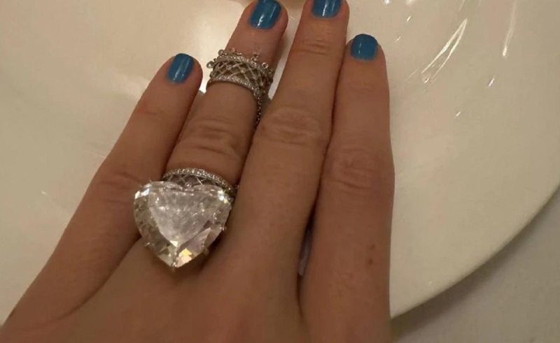 Ксения Собчак похвасталась кольцом с бриллиантом в форме сердца