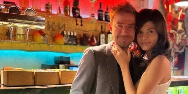 Актер Александр Петров уехал с молодой женой встречать Новый год в родной город