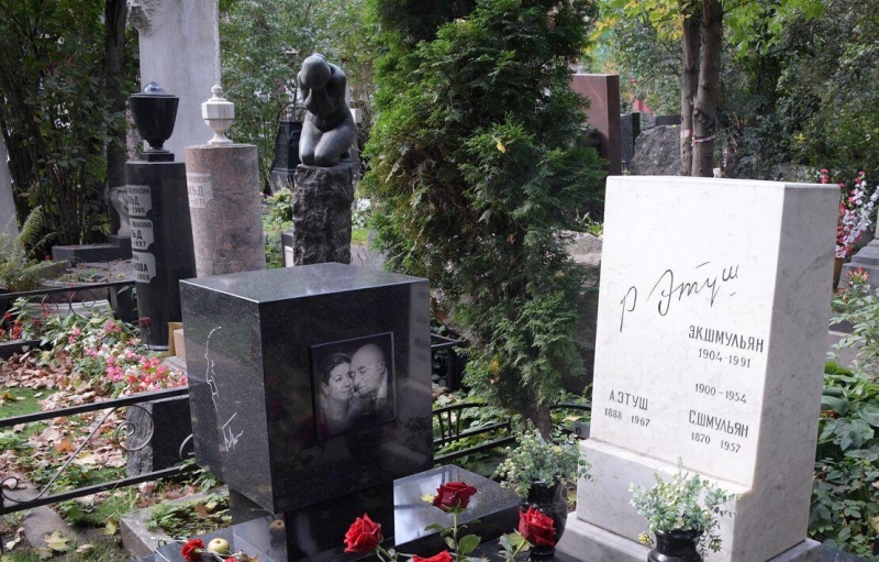 Вдова Этуша подала иск в суд на журналиста из-за слов о неубранной могиле