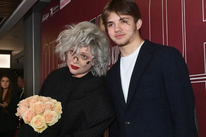 Ольга Дроздова посетила премьеру фильма «Он + она» с сыном