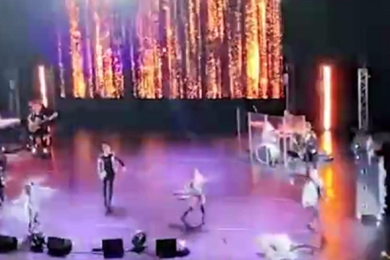 В сети появилось видео с моментом падения Кристины Орбакайте на сцене БКЗ «Октябрьский»