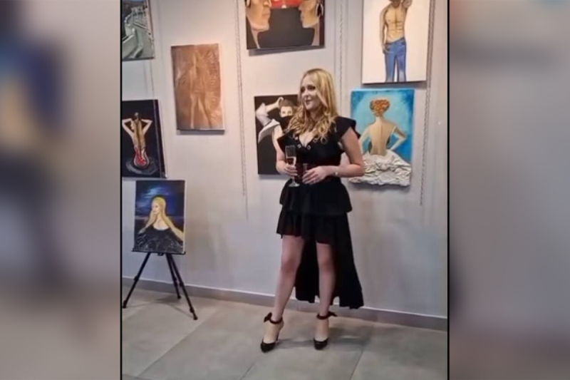 Дочь Задорнова провела выставку в откровенном платье