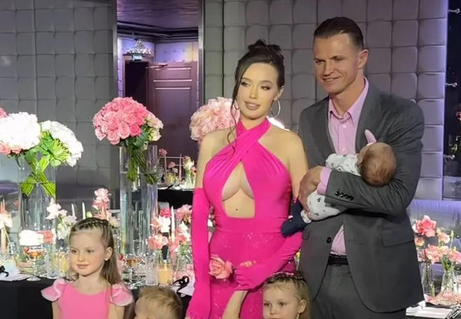 Известная модель отметила 30-летия в розовом платье без бюстгальтера