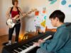 Как научиться играть на музыкальных инструментах и в каком возрасте начать?