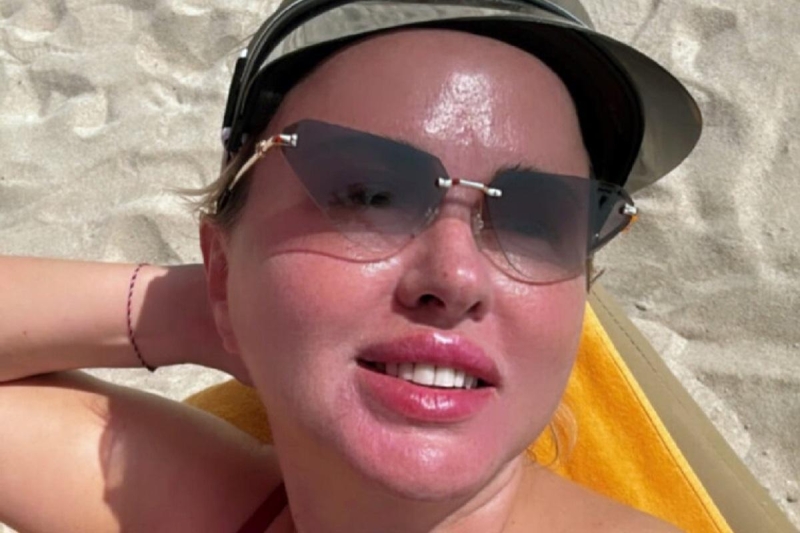 45-летняя Анна Семенович показала, как загорает в красном бикини