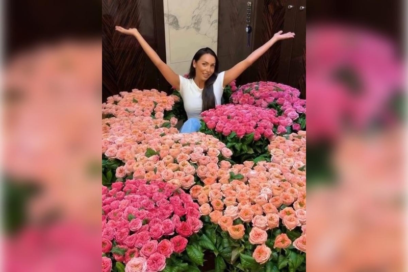 Певица Алсу сфотографировала себя с огромными букетами, подаренными ей на день рождения