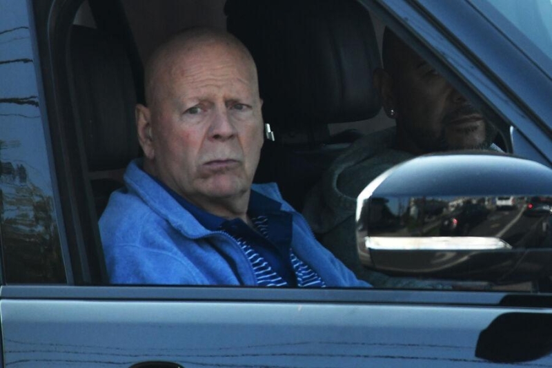 70-летний Брюс Уиллис больше не может говорить и ходить из-за прогрессирующей деменции