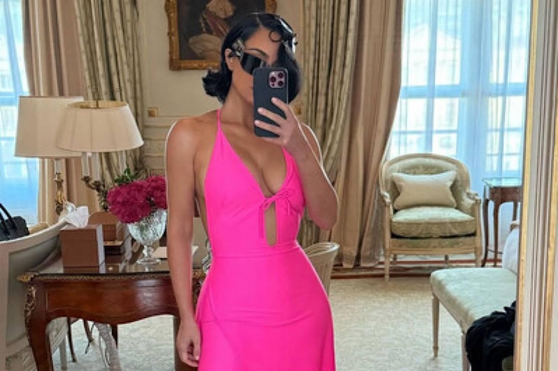 Ким Кардашьян блеснула на подиуме в шубе и бриллиантах на показе Balenciaga в Париже