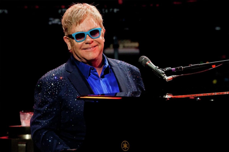 Певец Элтон Джон шокировал родню жуткими подарками