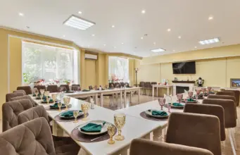 Проведение поминок в поминальных залах: достойное прощание и поддержка в трудный час