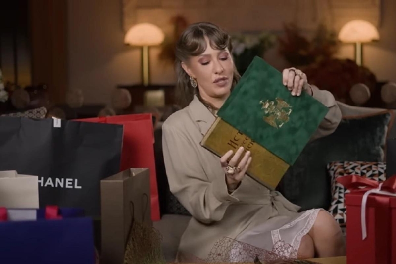 Ксения Собчак показала роскошные подарки на день рождения от родных и друзей